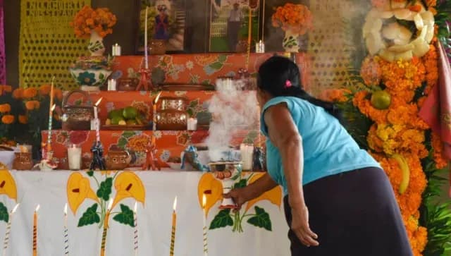 ¿Qué se coloca en un altar de muertos de tres niveles? Te decimos