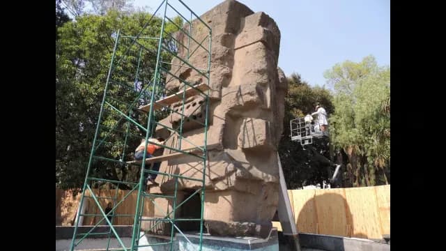 Monolito de Tláloc, ubicado en la entrada del museo.