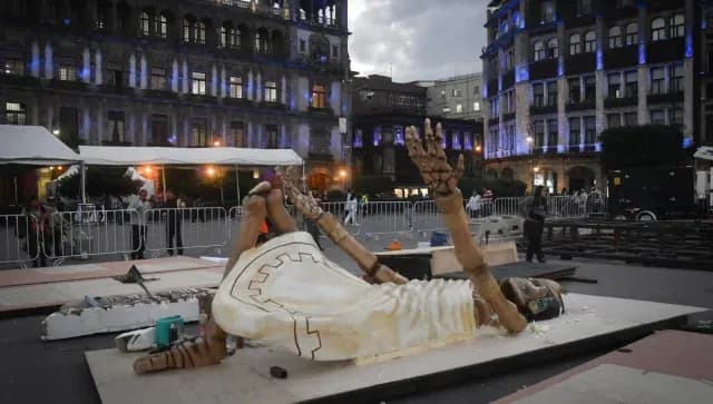 El pasado 21 de octubre de 2025 inició la instalación de la Ofrenda Monumental por Día de Muertos en el Zócalo de CDMX. Foto: Cuartoscuro.