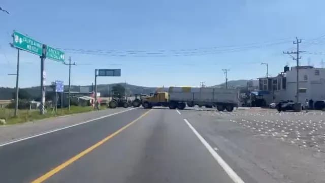 Con camiones y tractores bloquearon las principales carreteras de Tlaxcala. Foto: Genaro Zepeda | N+