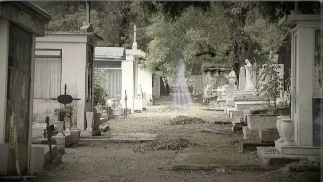Existen mitos y leyendas acerca de la aparición de fantasmas entre las tumbas. Foto: Gilberto Sánchez | Dramatización