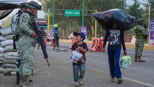 En los accesos principales de la ciudad de Uruapan se instalaron retenes por parte de Guardia Nacional y Militares. Foto: Cuartoscuro