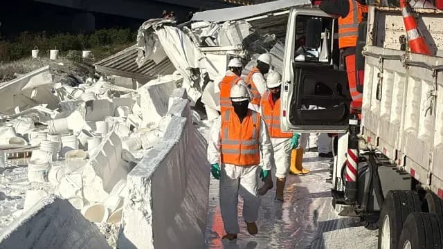 Varias cubetas de pintura quedaron regadas por la volcadura del tráiler. Foto. N+