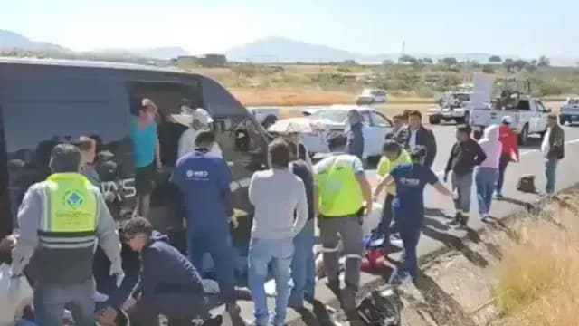 Volcadura de camioneta deja a tres lesionados de gravedad en Puebla. Foto: X @SicomNoticias_