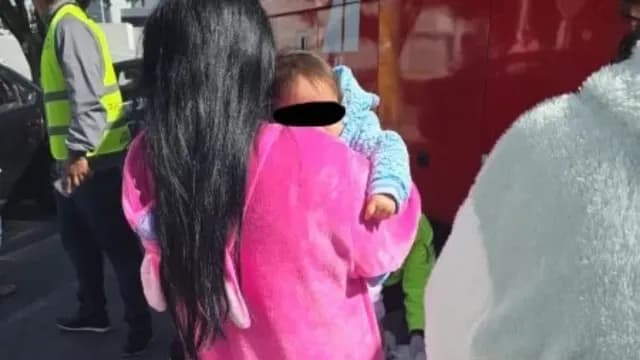 Bebé quedó al resguardo de su familia luego de accidente con su madre. Foto: X @ciudadano_pue