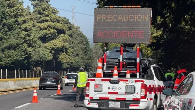 Autoridades realizan cortes a la circulación por el accidente en la México-Cuernavaca. Foto: N+.