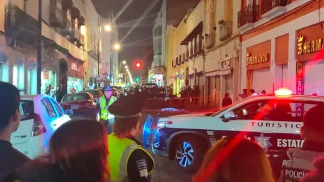 El cuerpo de la mujer terminó inerte sobre la calle 2 Poniente de Puebla. Foto: Reporte ciudadano