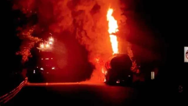 Pipa incendiada en carretera Veracruz. Foto: @GN_Carreteras
