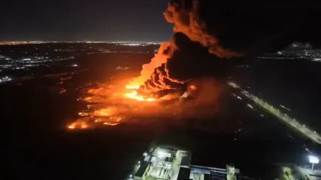 Vista aérea del incendio en el complejo industrial. Foto: Televisión Argentina