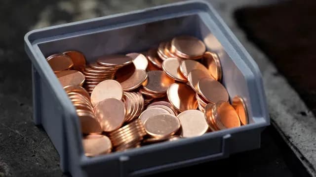 Monedas de un centavo en blanco esperan ser acuñadas en la Casa de la Moneda de EUA. Foto: Reuters