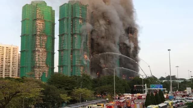 Los bomberos atendieron el incendio en un complejo de viviendas. Foto: Reuters