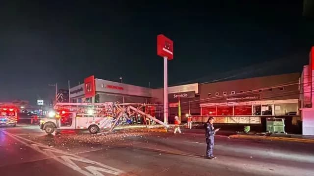 Muere conductor al impactarse contra un poste de luz en Puebla. Foto: Franco Arteaga | N+