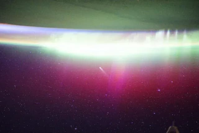El cometa Lemmon captado mientras cruzaba la aurora boreal