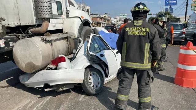 Al menos dos personas quedaron atrapadas en el vehículo compacto. Foto: Cortesía N+