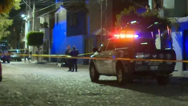 La mujer quedó tirada en la entrada de su casa en Salamanca. Foto: Nmás Bajío