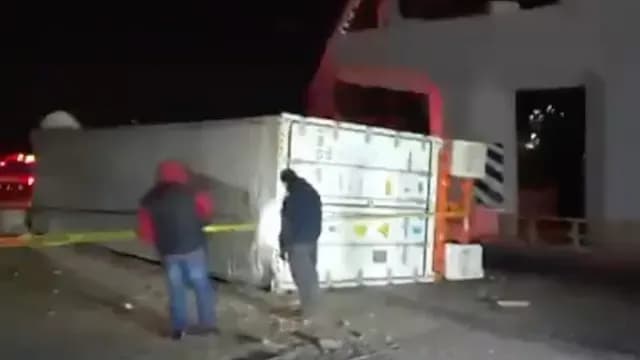 El cuerpo del conductor quedó atorado en la unidad