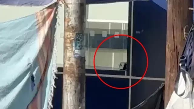 Localizan un artefacto sospechoso en una ventana de una sucursal bancaria en Puebla. Foto: N+