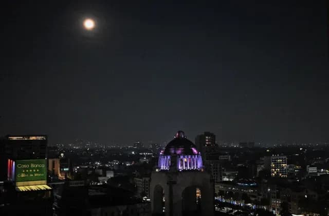 La luna llena del 4 de diciembre sobre el Monumento a la Revolución en la Ciudad de México