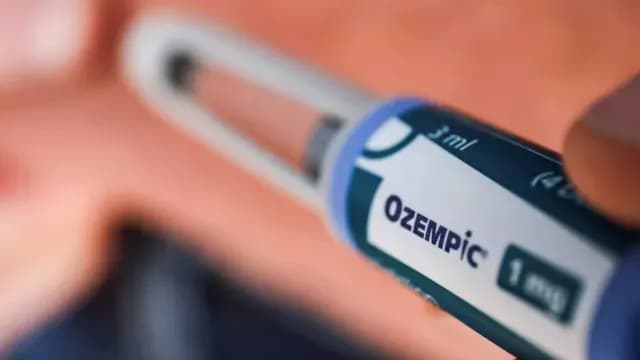 Un hombre se inyecta el medicamento Ozempic para tratar la diabetes tipo 2 en enero 2025. Foto: AP | Archivo