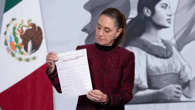La presidenta Claudia Sheinbaum muestra ejemplo de receta médica que se entregará. Foto: Presidencia de la República