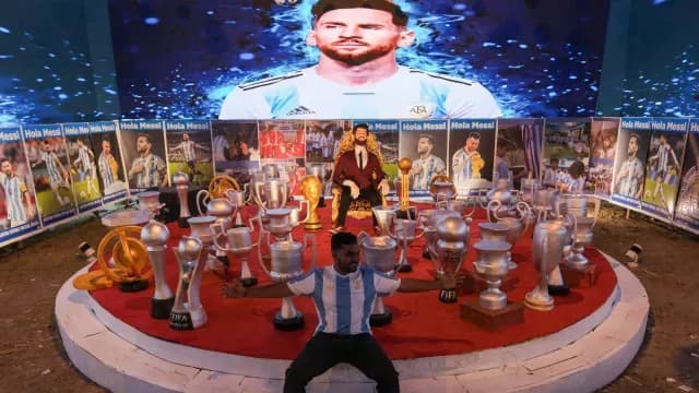 Un fanático se toma una foto en un museo temporal en honor a Messi, en Calcuta. Foto: Reuters