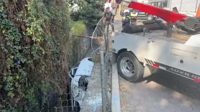 Un automóvil terminó en una zanja tras provocar un accidente. Foto: N+