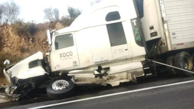 Tráiler impacta a auto deportivo y provoca la muerte del conductor. Foto: X @ciudadano_pue
