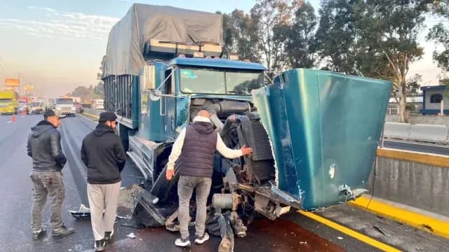 Tráiler provoca choque múltiple en la Autopista México-Puebla. Foto: X @ciudadano_pue