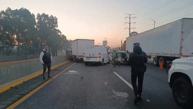 Accidente provocó tráfico en la Autopista México-Puebla. Foto: N+