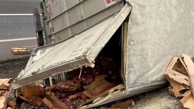 Vuelca Tráiler Cargado con Fresas en Carretera de Tamaulipas