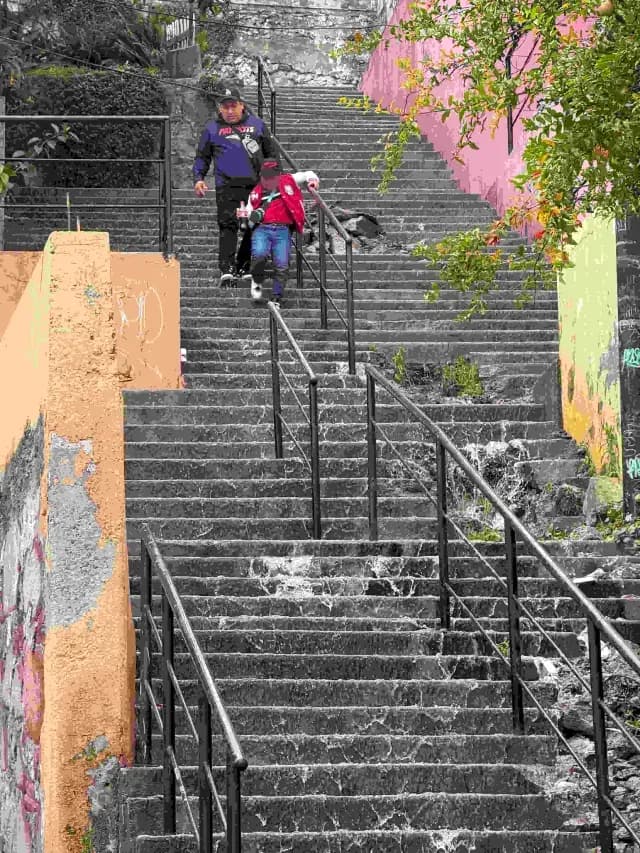 Las personas tenían que usar las escaleras pese al riego por la megafuga de agua en la GAM. Foto: N+