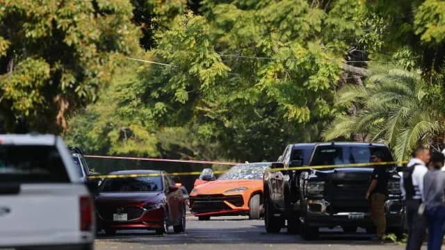 Autoridades de Jalisco resguardan un Lamborghini Urus, donde asesinaron al empresario, Alberto Prieto Valencia. Foto: EFE