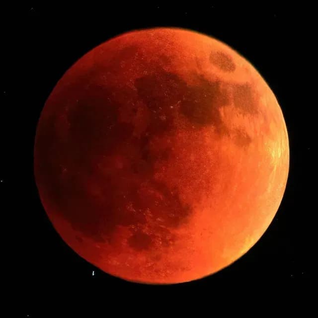 El eclipse total de Luna ocurre cuando la Tierra se interpone entre el Sol y el satélite