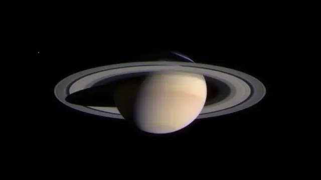 Saturno visto por la sonda Cassini en 2004