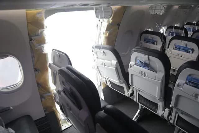 Avión de Alaska Airlines tras perder parte del fuselaje en el aire