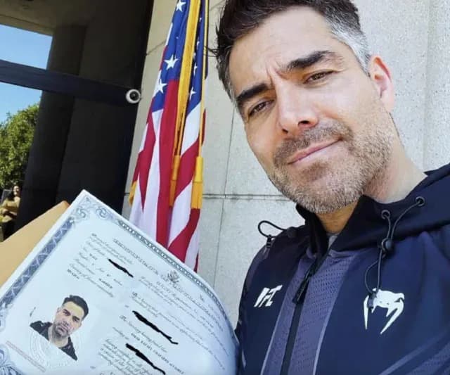 Omar Chaparro presume su ciudadanía estadounidense