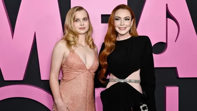 Lohan, la estrella de la película original, posó en la alfombra rosa con la actriz Angourie Rice, quien interpreta a la nueva Cady Heron. Foto: AP