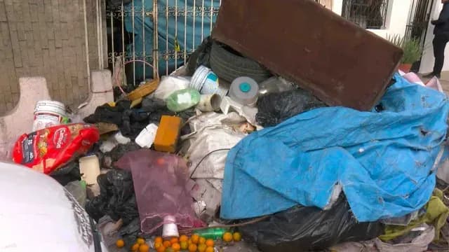 Los vecinos esperan que autoridades de salud en NL apliquen sanción(es) al responsable de tanta basura en la calle