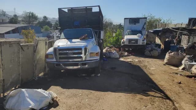 Unidades de carga pesada localizadas en cateo por búsqueda de Erick Carrillo. Foto: FGE
