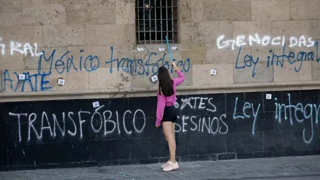Los manifestantes realizaron pintas en Palacio Nacional. Foto: EFE