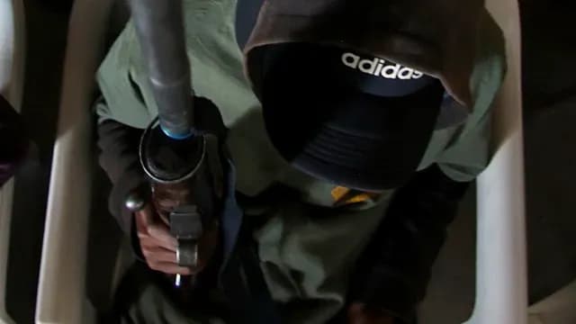 Niños y niñas de entre 11 y 15 años tomaron las armas para cuidar de su comunidad, en Guerrero. Foto: EFE
