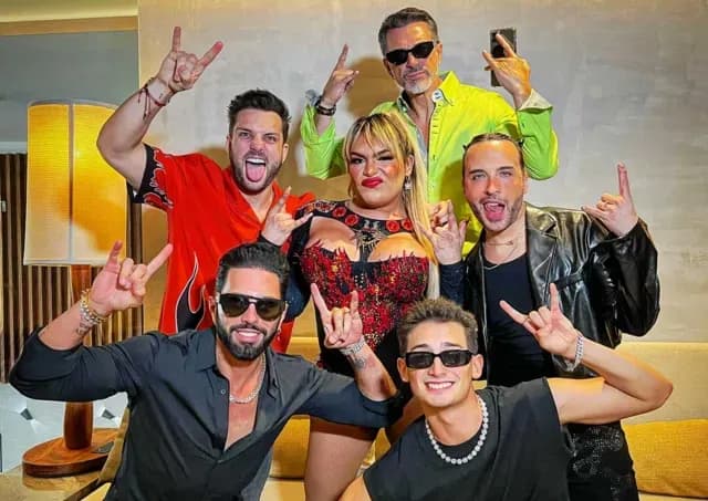 Sergio Mayer y Wendy Guevara con los compañeros del Team Infierno