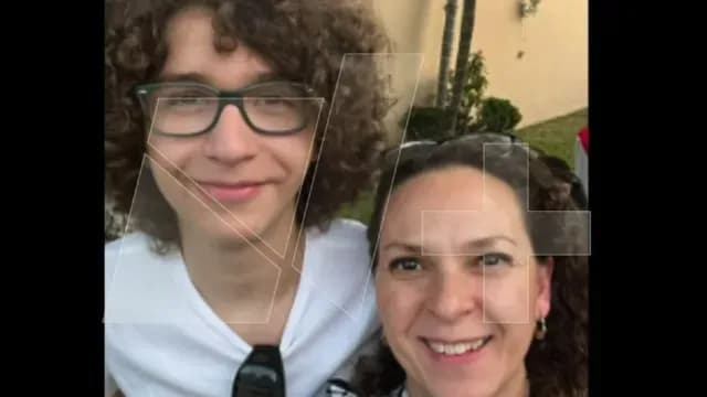 Aarón y su mamá en diciembre de 2022