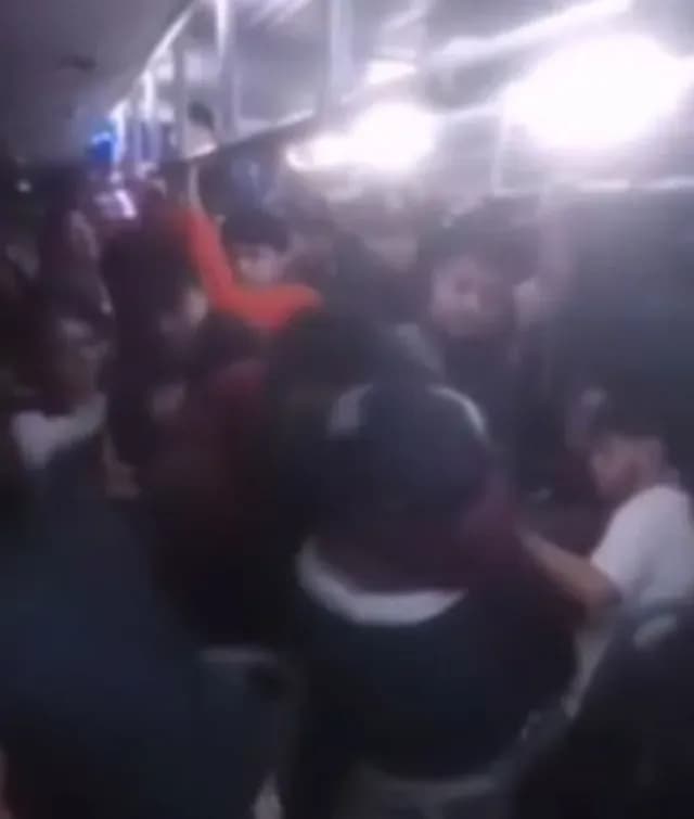 ¡Todo Por un Asiento! Pasajeros Arman Riña en Camión
