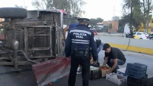 El tráfico se vio afectado por esta carga de verduras en el pavimento de Periférico. Foto N+
