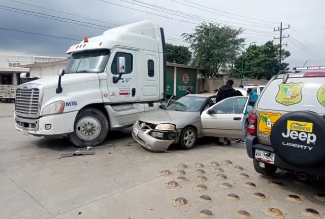 El incidente vial se suvitó la tarde este martes sobre la avenida Armada de México conocida como “La Carretera Vieja” o “Antigua Carretera Tamico – Mante”