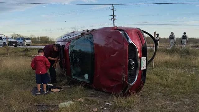 Una madre de familia y su hijo resultaron lesionados por la volcadura