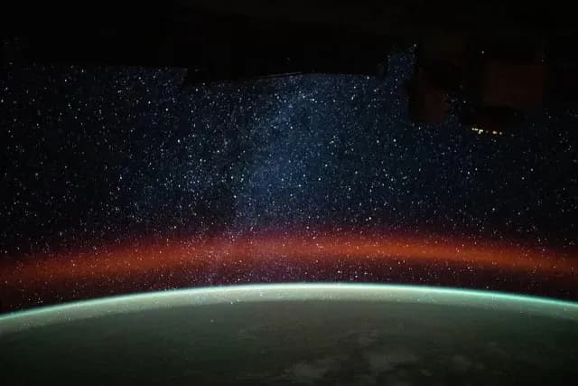 Brillo atmósférico de la Tierra fotografiado por la NASA