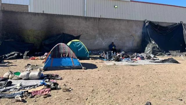 Decenas de Migrantes se Instalan al Lado de las Vías del Tren