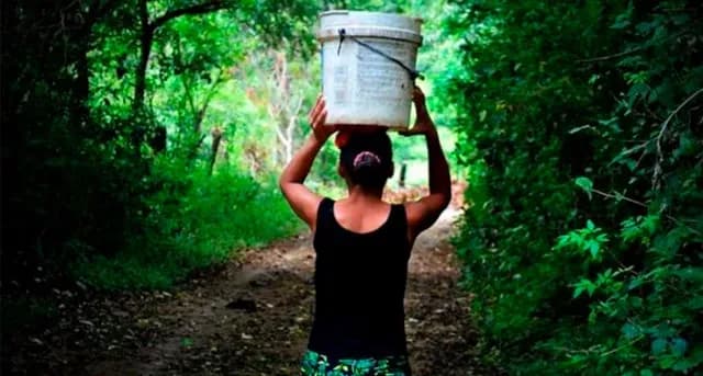 Mujer acarreando agua